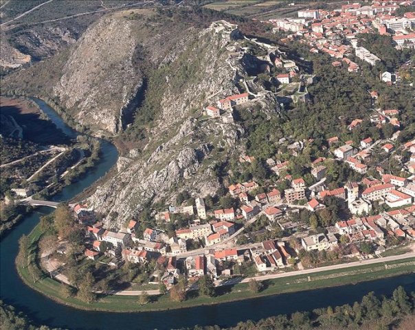 Книнска тврђава и доњи дио града.