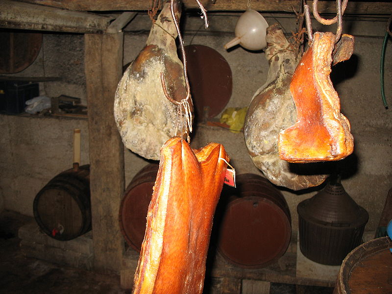 Сеоски производи (пршут, панцета и бачве вина).